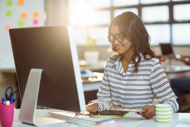 Grafikdesigner, der am Computer arbeitet