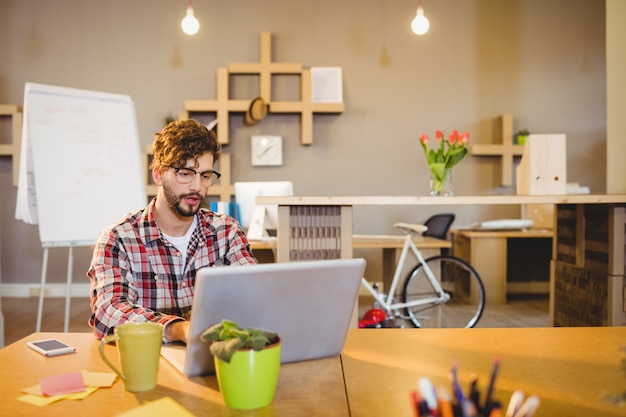 Foto grafikdesigner, der am laptop arbeitet