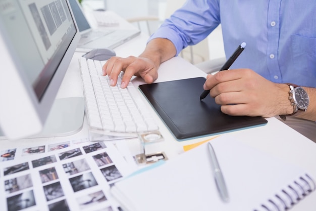 Grafikdesigner, der Analog-Digital wandler an seinem Schreibtisch verwendet