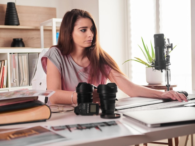 Grafikdesigner-Fotograf, der im Home Office arbeitet