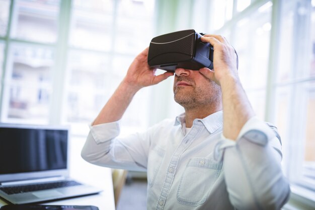 Grafikdesigner mit Virtual-Reality-Headset