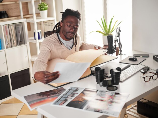 GrafikdesignerFotograf im Home Office