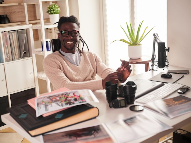 GrafikdesignerFotograf im Home Office