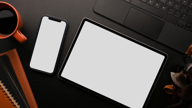 Grafiktablett Mockup Smartphone Mockup Tastatur Laptop und Zubehör auf schwarzem Hintergrund