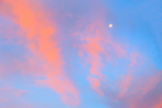 Grafisch farbige Hintergrundwolken am Himmel