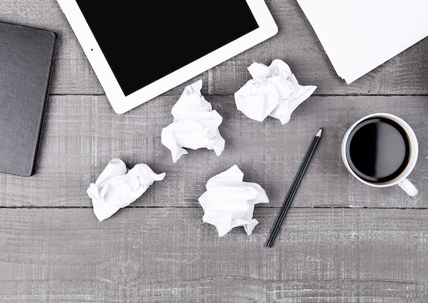 Grafische Tablette mit Papierkaffeetasse und Bleistift auf Schreibtisch