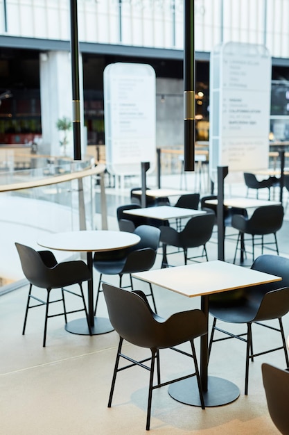 Grafisches Food-Court-Interieur