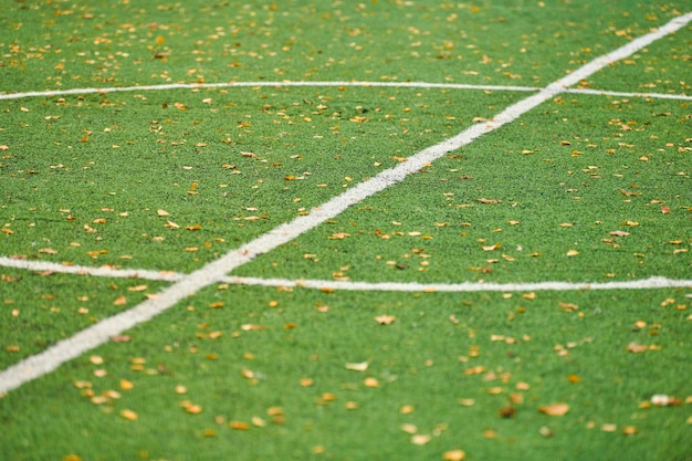 Grama artificial em quadra esportiva com marcação