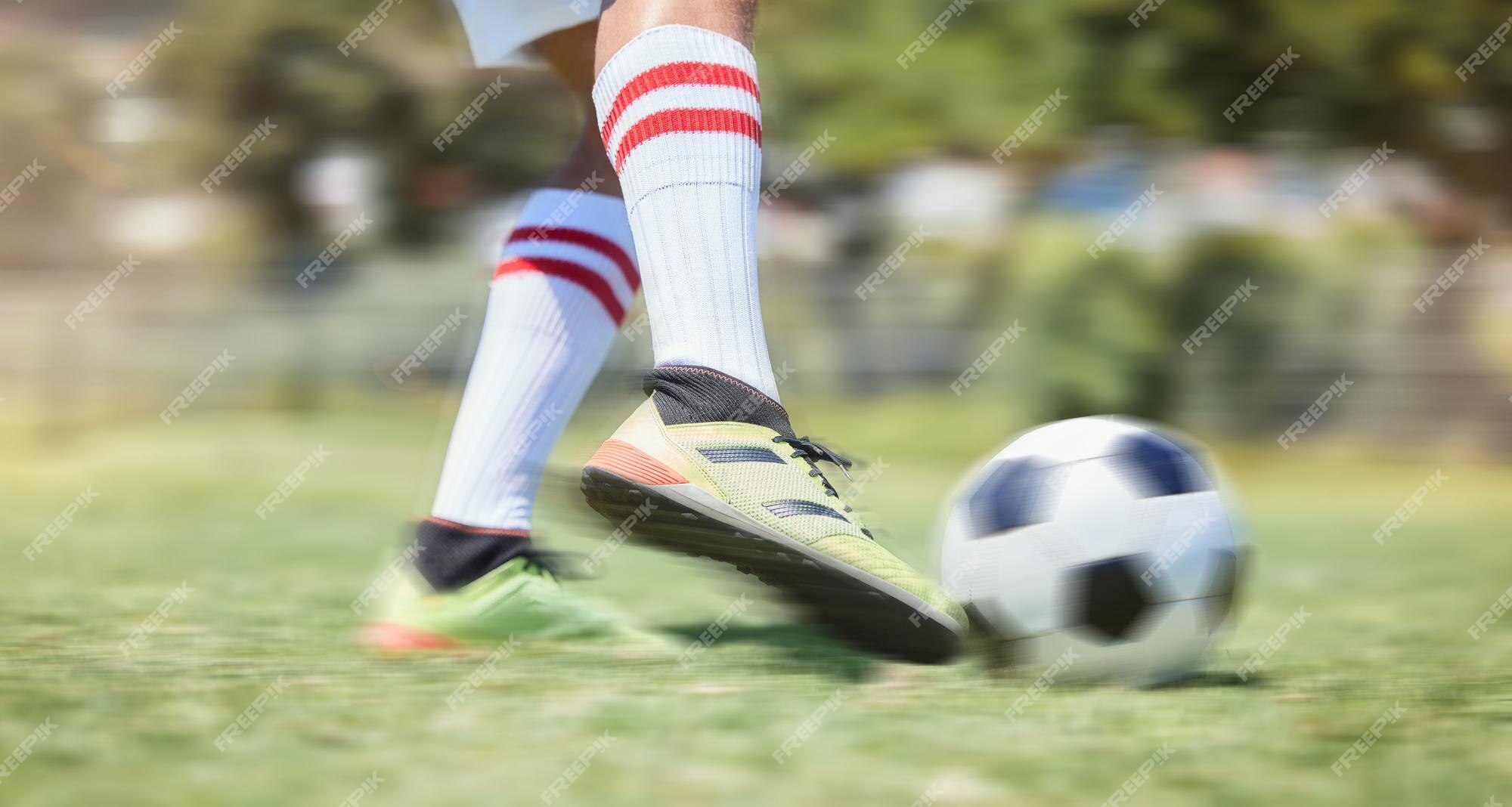 Bola de futebol feminina ou pensando em metas de condicionamento físico,  jogo de treinamento, jogo de treino na cidade do canadá, jogador de  futebol, atleta de esportes ou treinador de exercícios, ouvindo música de  rádio de saúde ou podcast de vencedor