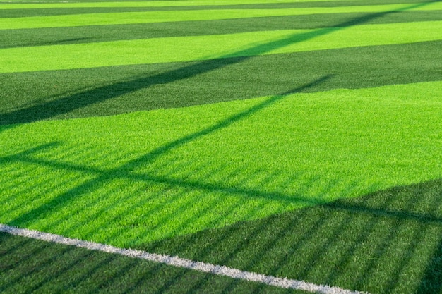 Grama verde artificial em um campo de futebol profissional