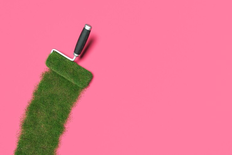 Gramado de pintura de rolo na superfície rosa