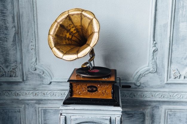 Foto gramofone antigo com placa retrô produz sons ou músicas agradáveis