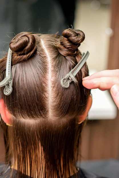 Grampos de cabelo no cabelo de mulher jovem