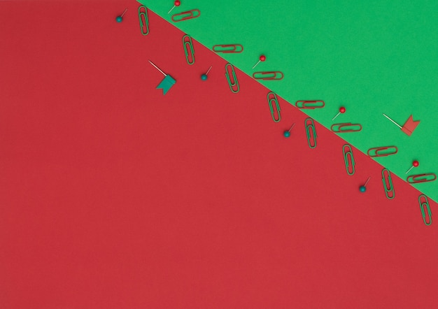 Grampos e alfinetes vermelhos e verdes em verde e vermelho duplo.