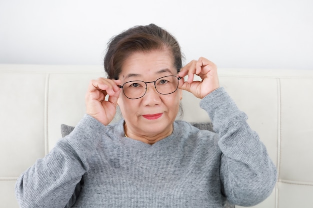 Foto gran abuela asiática en el salón estilo de vida cara feliz