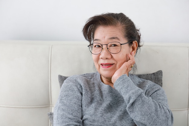 Gran abuela asiática en el salón estilo de vida cara feliz