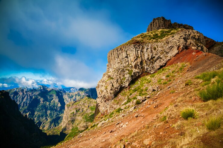 Foto gran acantilado en el pico do arieiro en madeira