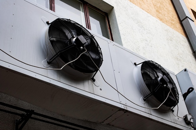 Gran aire acondicionado en la pared del edificio