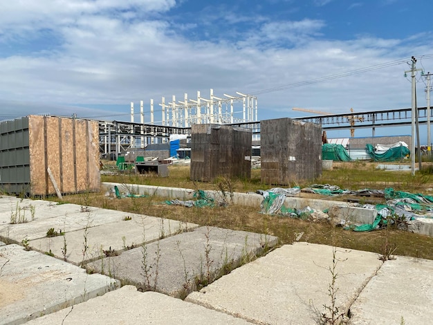 Un gran almacén al aire libre en un sitio de construcción un almacén para equipos y materiales industriales