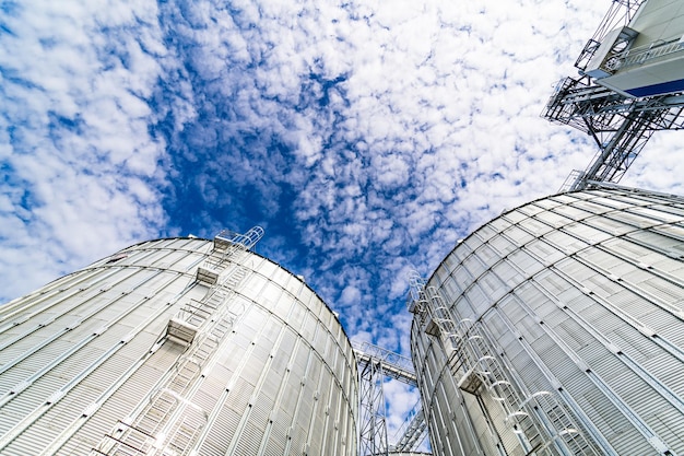 Gran almacén cilíndrico con cielo azul Gran construcción industrial metálica Almacén de acero