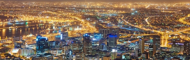 Gran angular de una ciudad por la noche desde arriba Panorama futurista de las luces de Ciudad del Cabo al atardecer Un paisaje urbano moderno de una ciudad iluminada Vista de ángulo alto desde Signal Hill en Sudáfrica