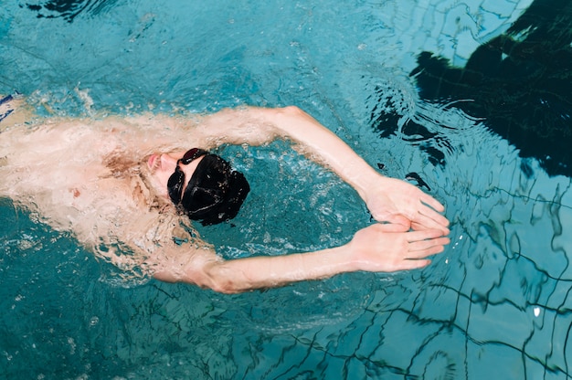 Foto gran ángulo de natación en posición de espalda