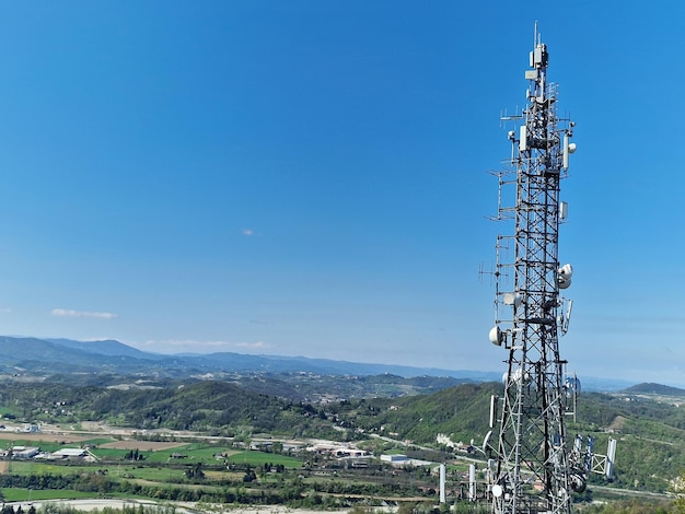 Gran antena de comunicación en el cielo azul