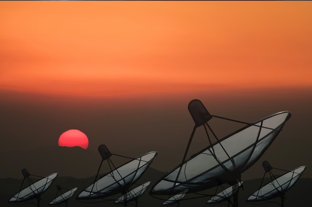 Gran antena parabólica negra