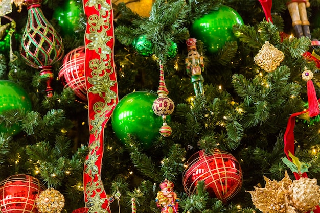 Gran árbol de Navidad decorado con adornos brillantes.