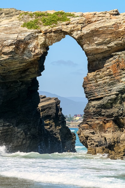 Gran arco de piedra a la orilla del mar, en la famosa playa de las catedrales en Galicia España. Lugo.