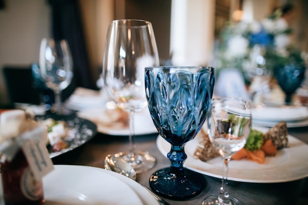 Gran arreglo de mesa para una cena de bodas en el restaurante Decoración de bodas