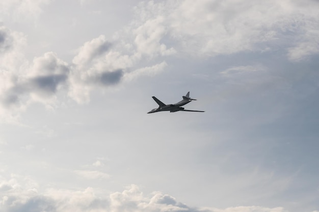 Gran avión de pasajeros volando en los cielos