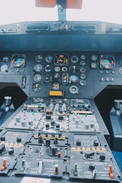 Foto un gran avión a reacción volando dentro de la cabina volando por encima de las nubes