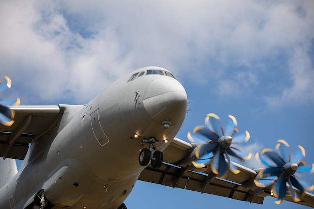 Gran avión de transporte militar en el cielo. de cerca.