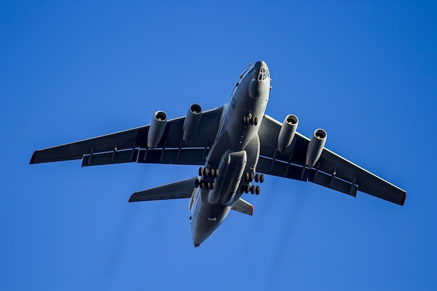 Gran avión vuela en el cielo de cerca