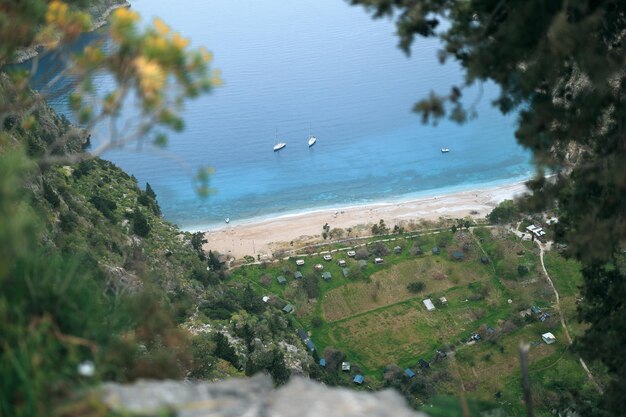 Gran bahía en la vista superior del mar