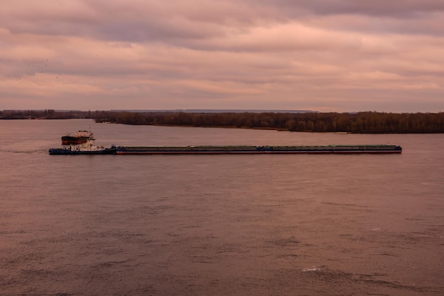 Gran barcaza y barco en el río Dnieper