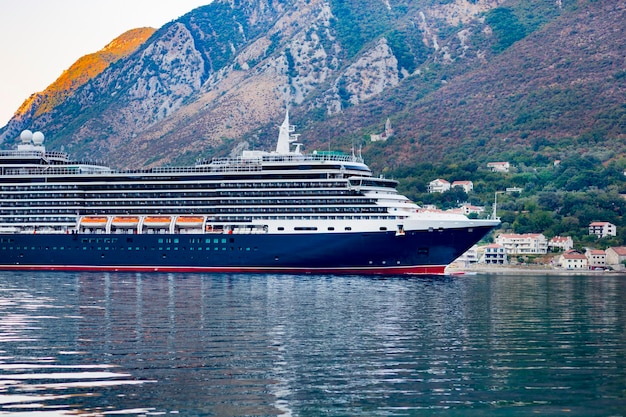 Gran barco en la bahía