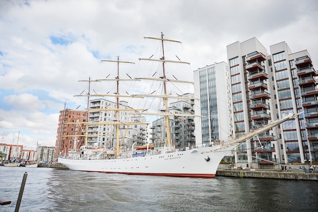 Gran barco blanco del evento Tall Ship Race 2022