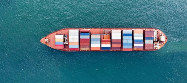 Gran barco de carga en medio del mar en alta resolución