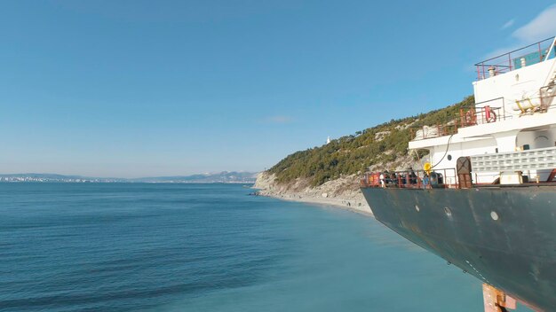 Foto gran barco de contenedores rojo en el muelle cerca de la orilla closeup