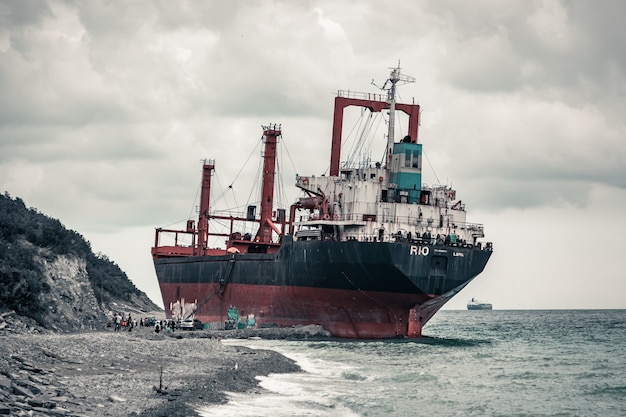 Un gran barco encalló junto al mar