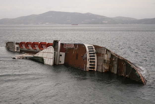 Gran barco hundido Mediterranean Sky naufragio frente a la costa de Grecia al atardecer