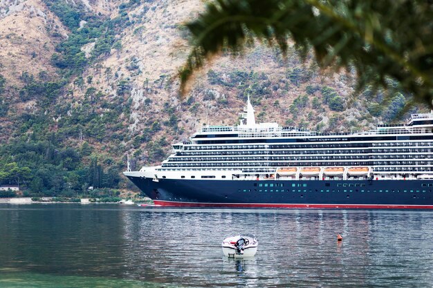 Un gran barco llega al puerto.