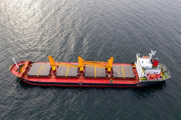 Gran barco en el mar Vista aérea superior del buque de carga buque importación exportación navegación