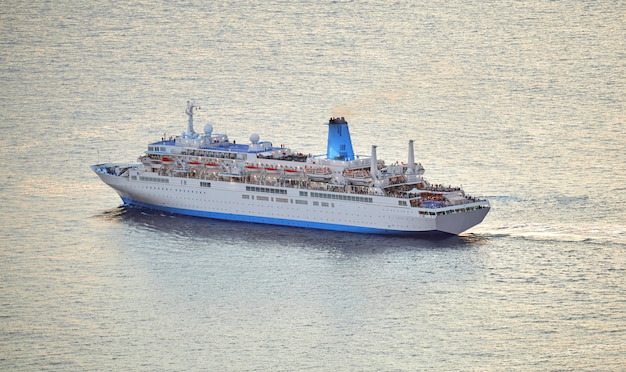 Un gran barco moviéndose sobre el agua cerca del Madeira Portugal