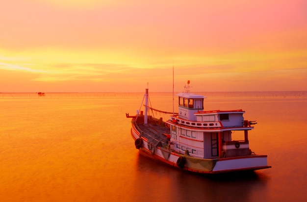 Gran barco de pesca saliendo para un crucero al atardecer