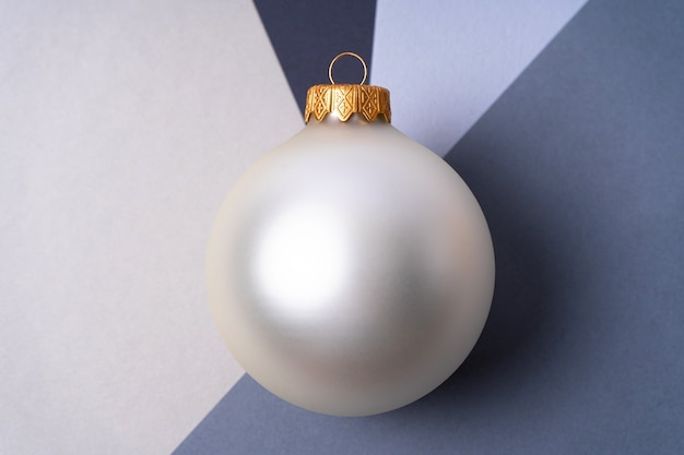 Una gran bola de Navidad plateada en la intersección de tonos de gris. Concepto de Navidad y año nuevo. De cerca