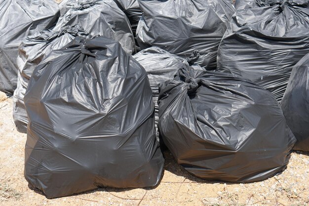 Una gran bolsa de basura negra al costado de la carretera.