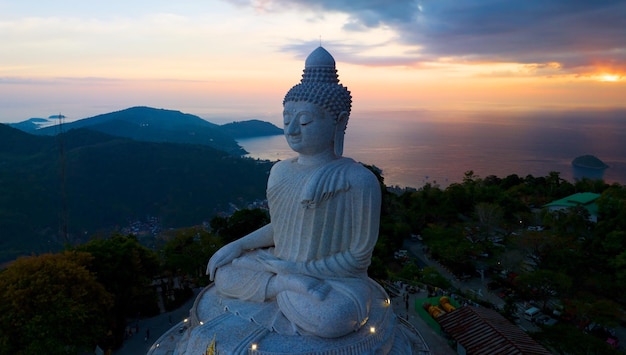 Gran Buda en la alta montaña en Phuket, Tailandia Luz asombrosa de la naturaleza del atardecer Fondo de la naturaleza del paisaje